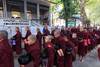 Centenares de monjes recibiendo ofrendas