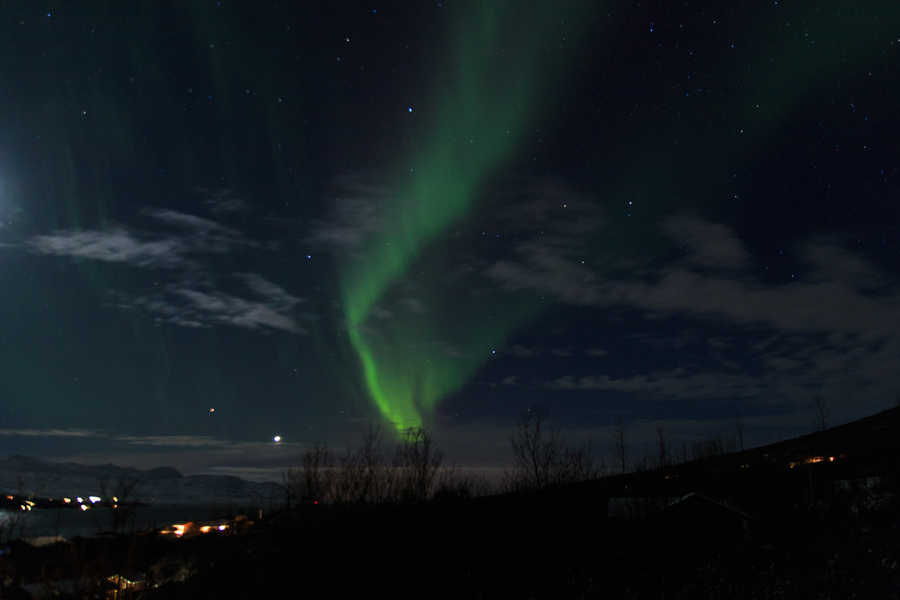 Aurora boreal alargada y verde Aurora boreal alargada y verde