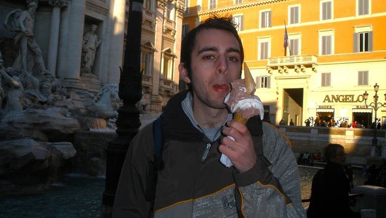 Aitor comiendo un helado gigante - Roma