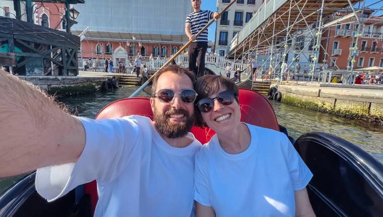 Ir en gondola por los canales de Venecia