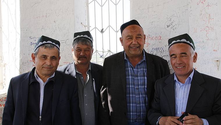 Grupo de hombres con los que coincidimos en el minarete de Khiva