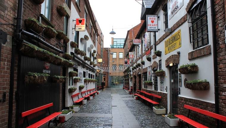 Calle con pubs en Belfast