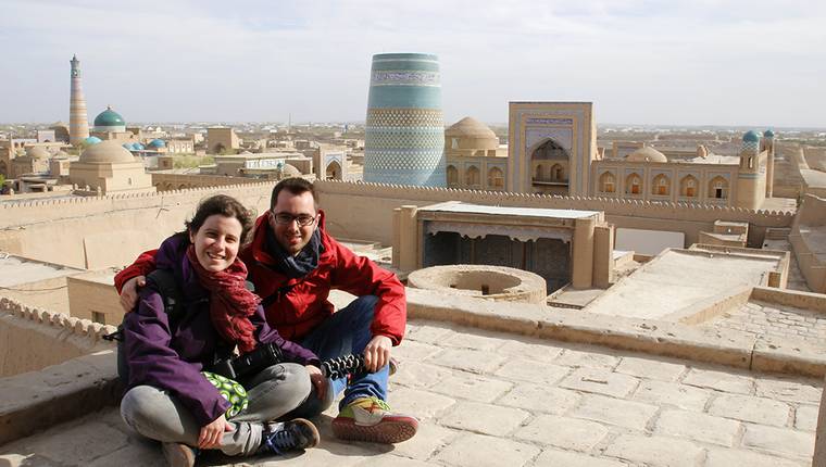 Sentados en los tejados de Khiva en Uzbekistan
