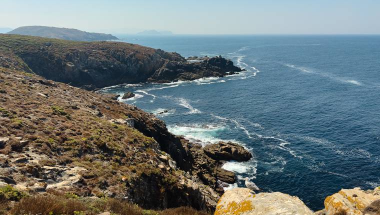 Acantilados en el sur de la Isla de Ons