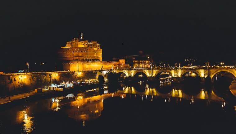 Castillo de San Angelo en Roma de noche