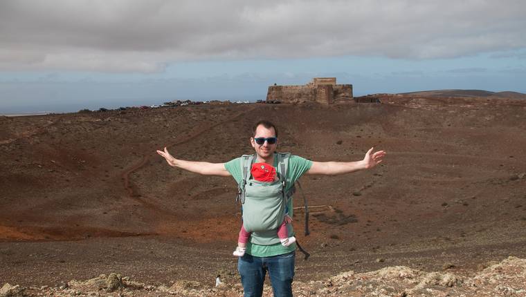 Crater volcan en Lanzarote con niños