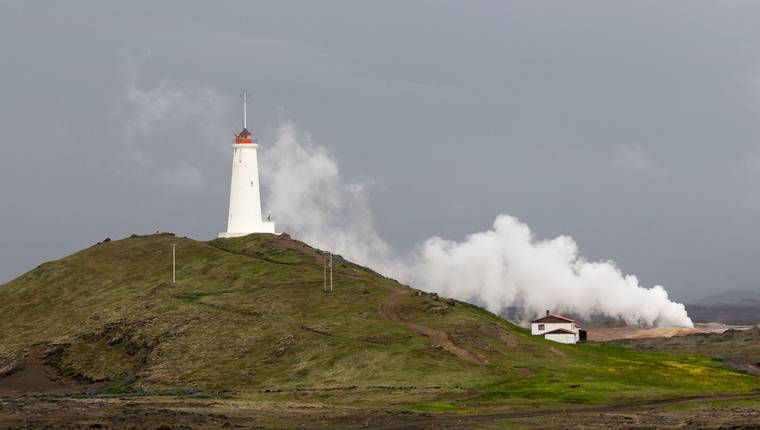 Faro junto a una inmensa fumarola en Islandia Faro junto a una inmensa fumarola en Islandia