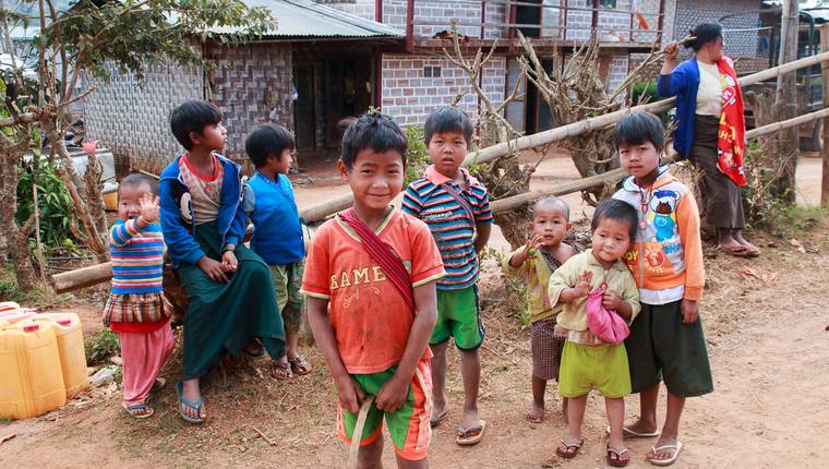 Grupo de peques en el trekking del lago Inle Grupo de peques en el trekking del lago Inle