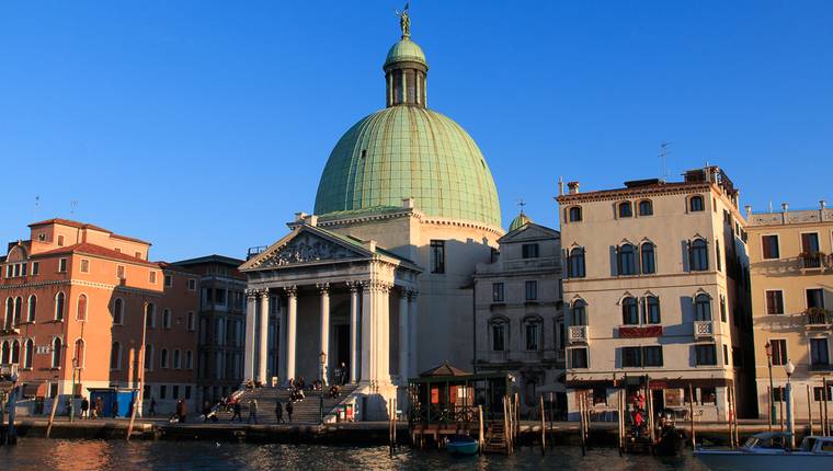 Iglesia estilo clasico en Venecia