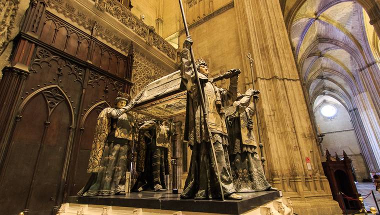 Impresionante feretro de Colon en la Catedral de Sevilla