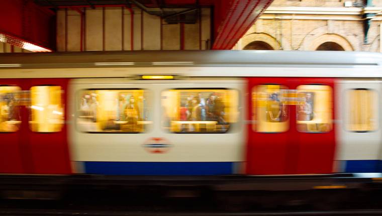 Ir del aeropuerto al centro de Londres en metro