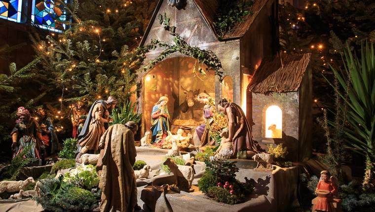 Pesebre en la Iglesia de Alsacia de Kayserberg Pesebre en la Iglesia de Alsacia de Kayserberg