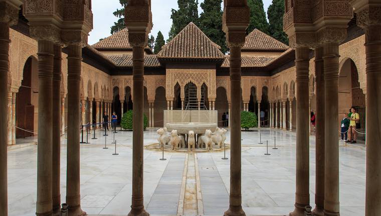 La famosa fuente de los leones en Granada