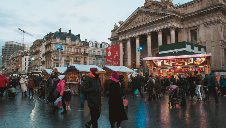 Mercadillo navidad en la plaza de la bolsa de Bruselas