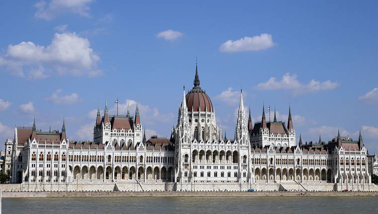 Parlamento de Budapest desde el otro lado del Danubio
