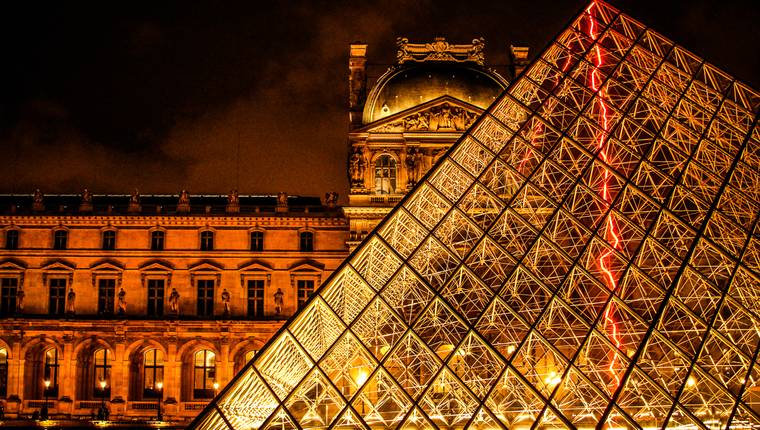 piramide louvre iluminada