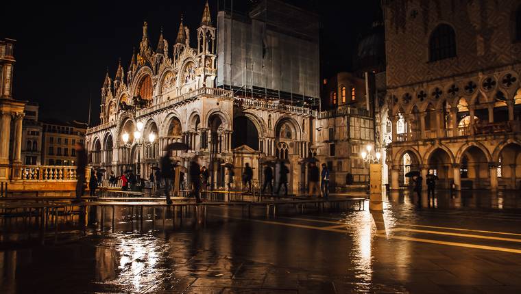 Plaza de San Marcos por la noche en Venecia