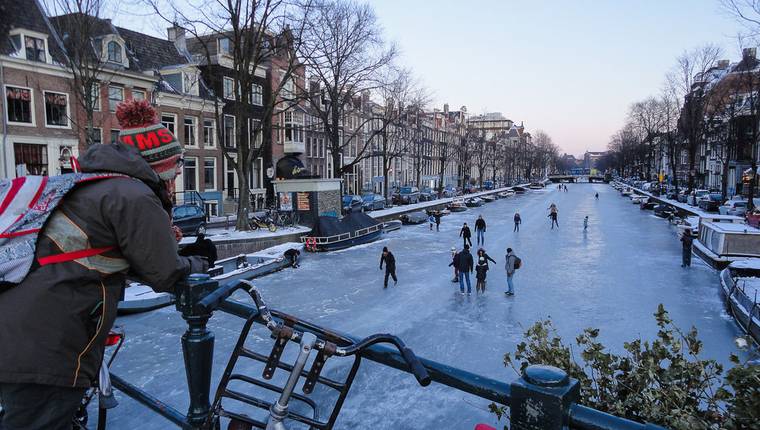 Que ver en Amsterdam patinando en los canales