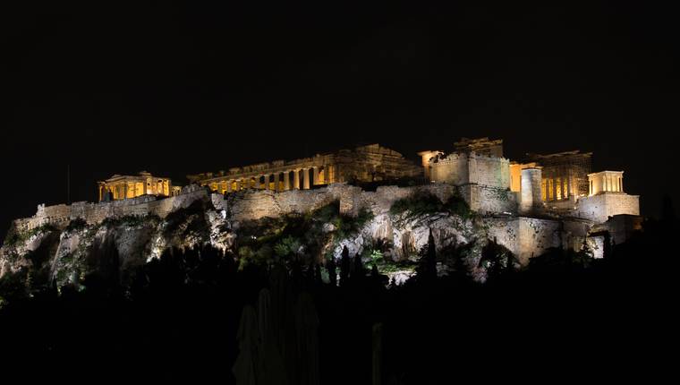 Vistas al Acropolis iluminada por la noche Vistas al Acropolis iluminada por la noche