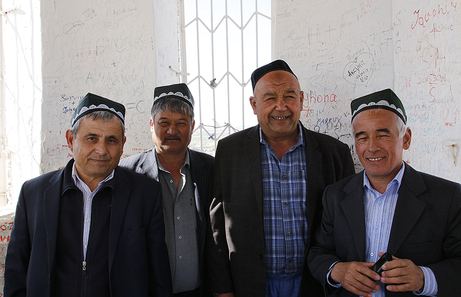 Grupo de hombres con los que coincidimos en el minarete de Khiva