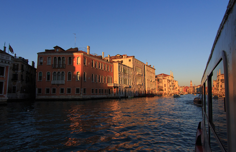 Recorriendo en vaporetto el Gran Canal de Venecia