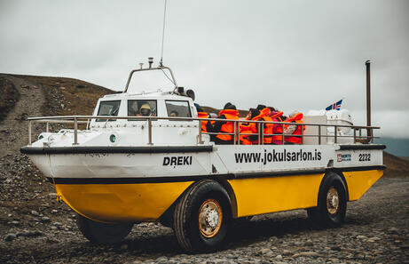 Navegar por la laguna glaciar en Islandia