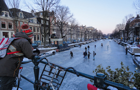 Que ver en Amsterdam patinando en los canales