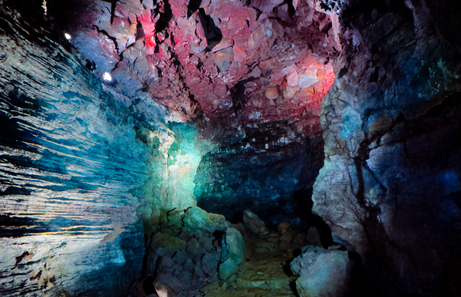 Visitar Raufarholshellir, túnel de lava en Islandia