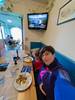Comer en una granja local en Islandia con niños
