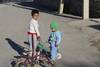 Dos niños jugando con las bicis en Bukhara