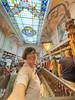 Buscar libros para los más pequeños en la Librería Lello de Oporto