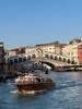 Ver el Ponte Rialto desde el Gran Canal en vaporetto