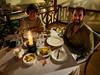 Cena a la luz de las velas en el safari de Tanzania