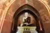 Budha y frescos en templo de Bagan