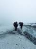 Caminando por un glaciar en Islandia
