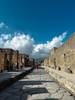 Cruzar la Via dell Abbondanza en Pompeya