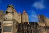 Estatua en la puerta de entrada de Carcassonne