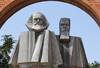 Estatua cubista de Karl Marx y Frederick Engels en el Memento Park