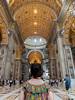 Henar de Comete El Mundo en la Basilica de San Pedro