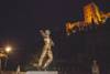 Monumento Mario Maya en Granada de noche