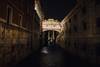 Puente de los suspiros en venecia de noche