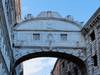 Visitar el Puente de los Suspiros en la Plaza de San Marcos de Venecia