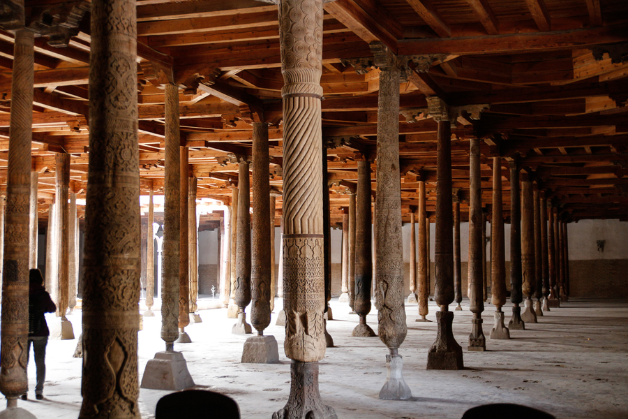 200 columnas diferentes en la mezquita de los viernes de Khiva 200 columnas diferentes en la mezquita de los viernes de Khiva
