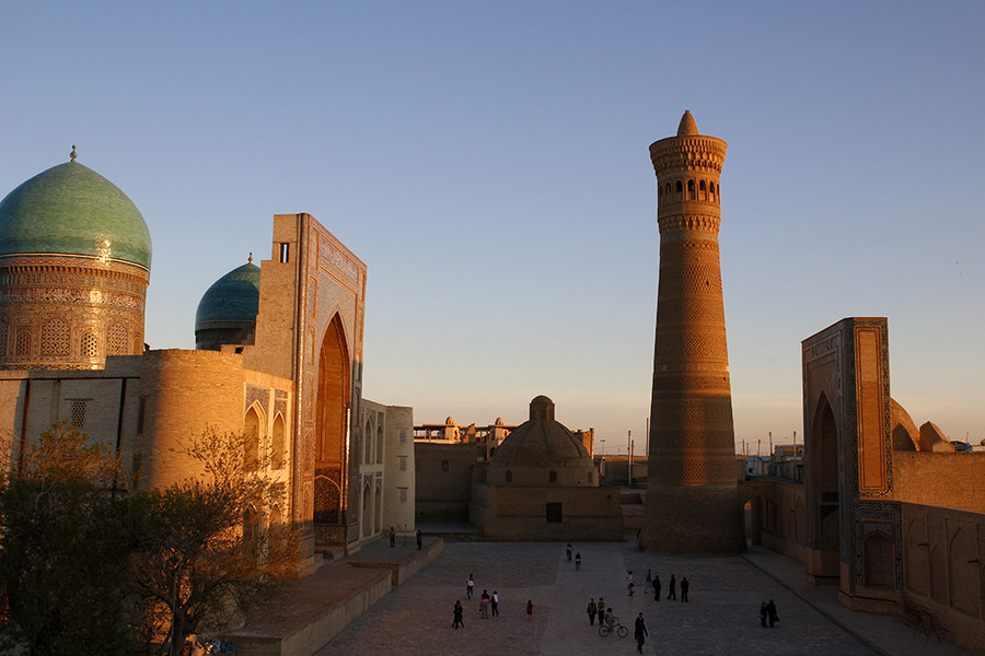 Atardecer en la plaza Poi Kalon de Bukhara Atardecer en la plaza Poi Kalon de Bukhara