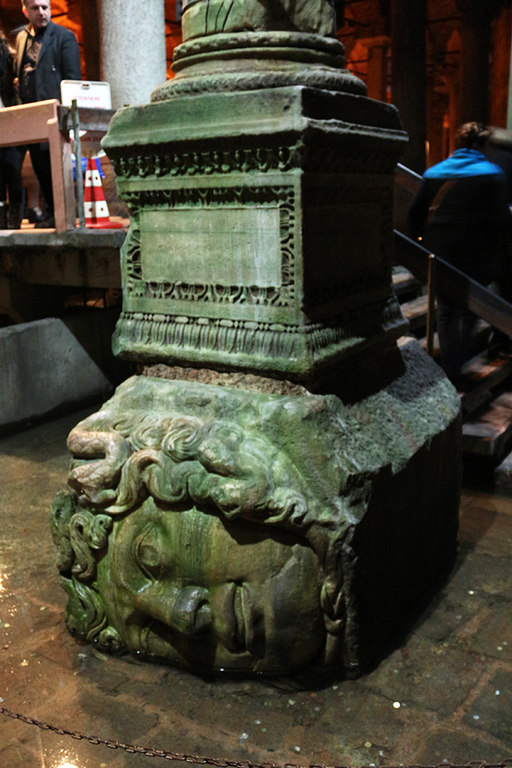Cabeza medusa recostada en la cisterna Basilica