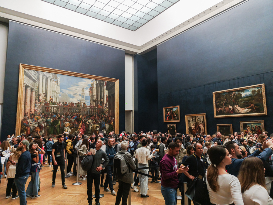 Cola para ver la Mona Lisa en el Louvre