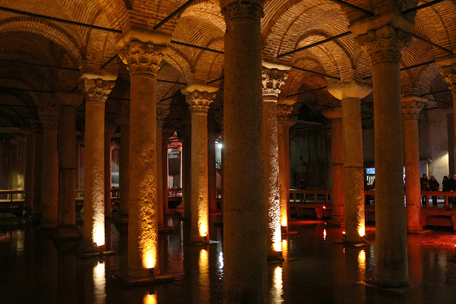 Columnata en la cisterna de Yerabatan Columnata en la cisterna de Yerabatan