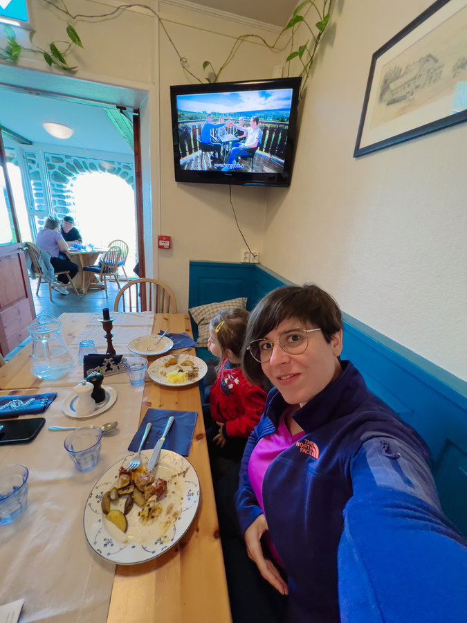 Comer en una granja local en Islandia con niños