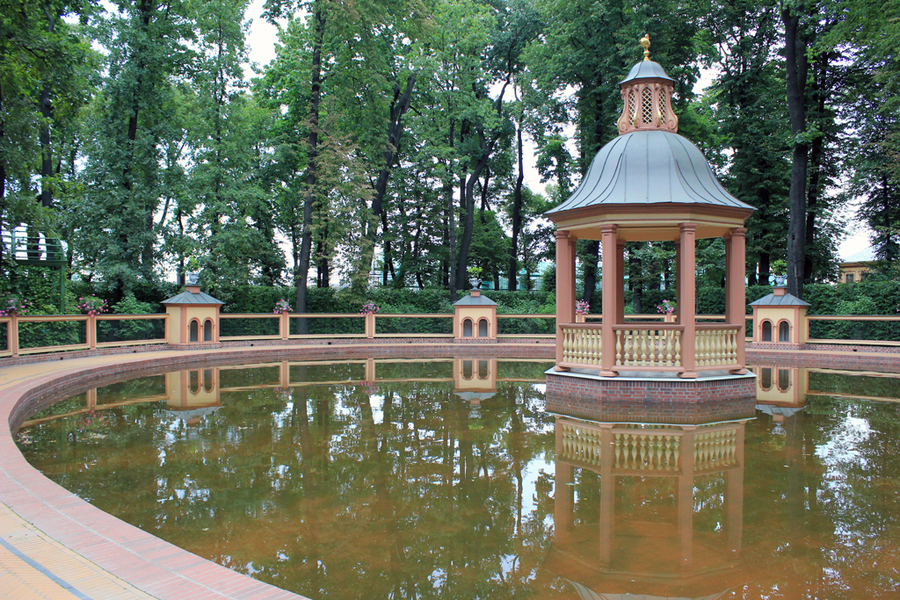 Fuente en parque de San Petersburgo Fuente en parque de San Petersburgo