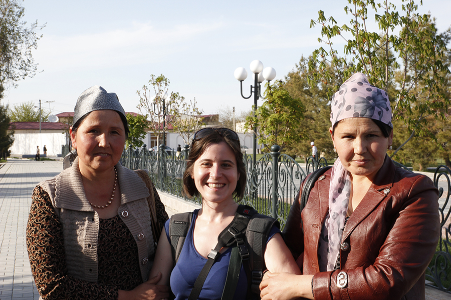Henar junto a dos mujeres uzbekas Henar junto a dos mujeres uzbekas